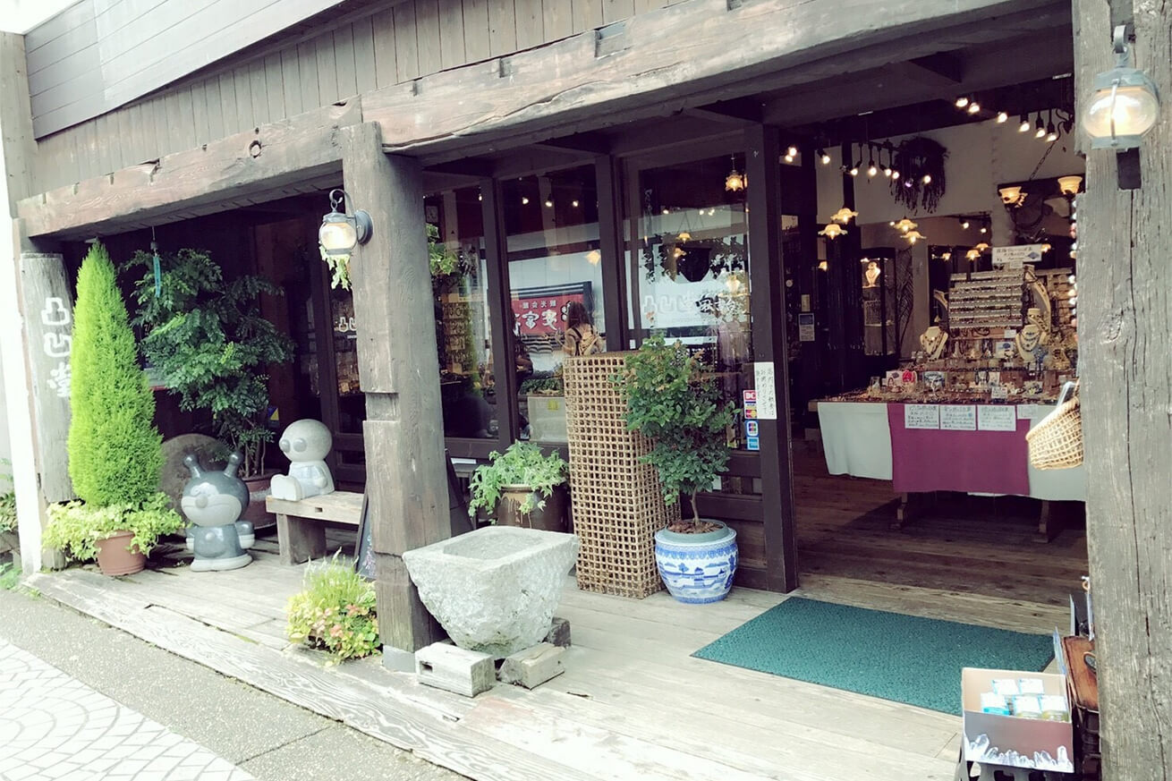 秋芳洞までの道のりにある商店街